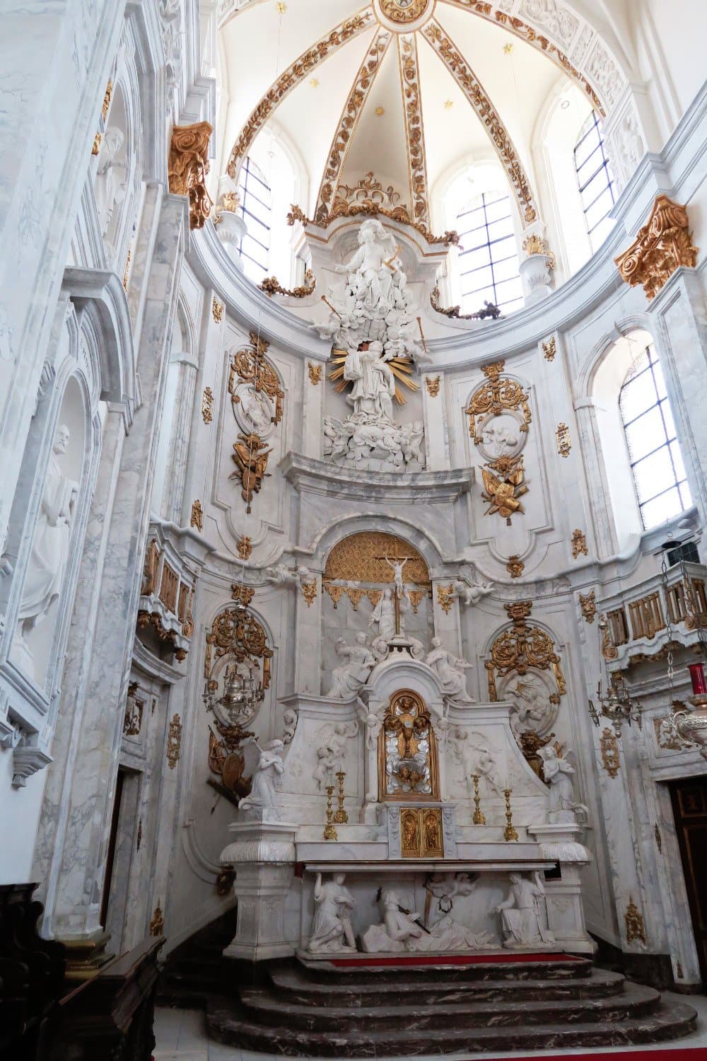 Binnenzicht van de Sint-Petrus en Pauluskerk in Mechelen.