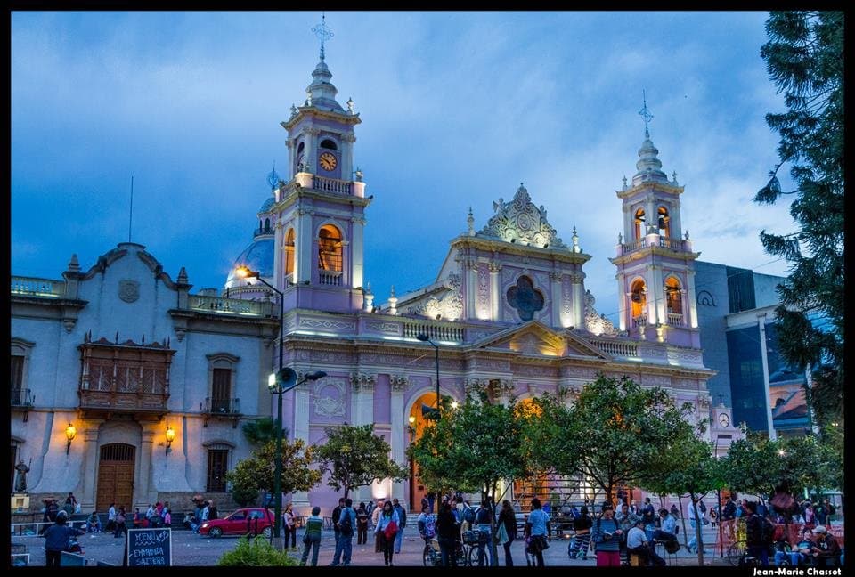 Majestuosa vista de la Catedral de Salta en el atardecer. 