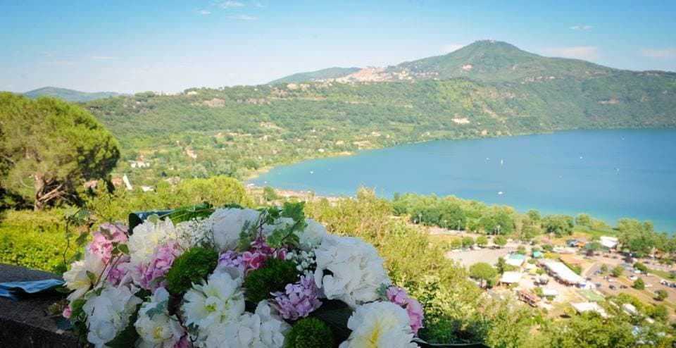 Lago con dettaglio dei fiori