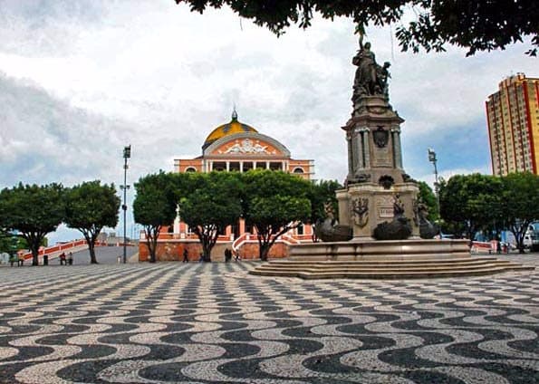 Calçada da Praça Representa o encontro das Águas