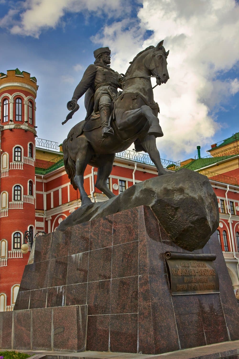 Памятник первому воеводе