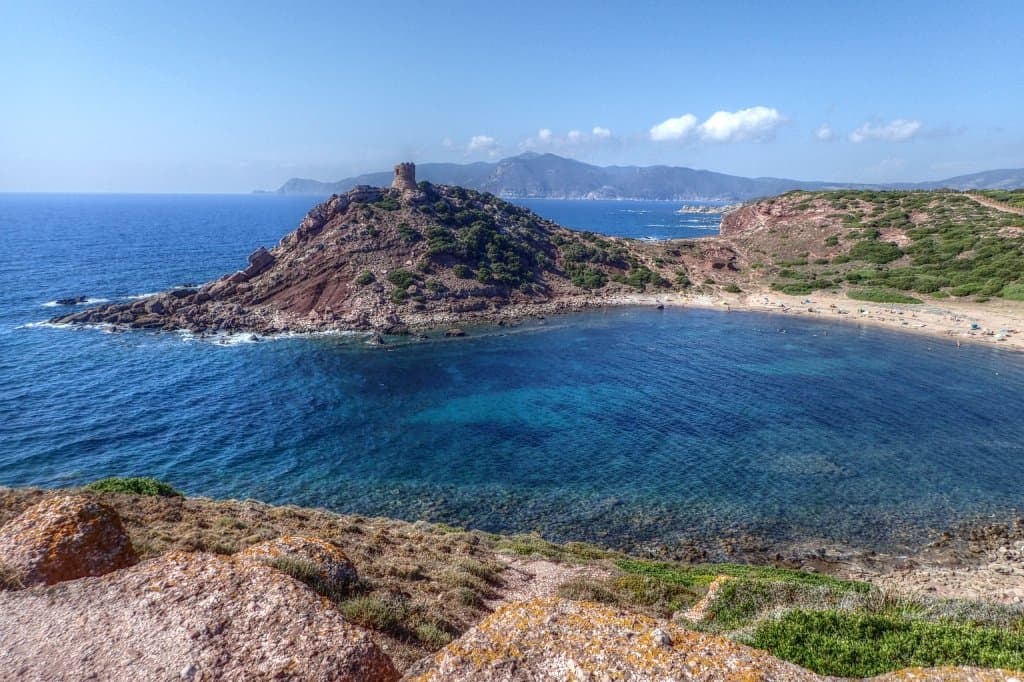 Una spiaggia stupenda, incontaminata e selvaggia che con il maestrale nascono onde spettacolari 