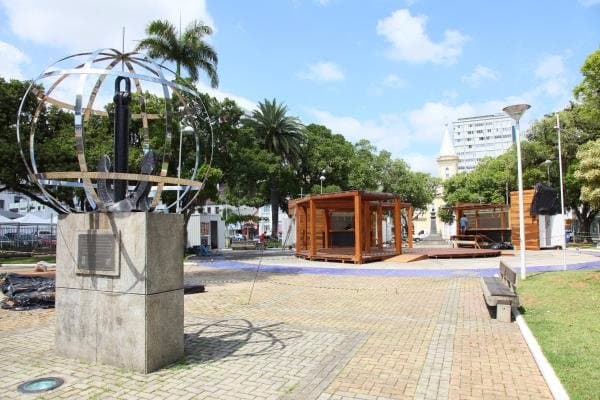 Praça Vidal Ramos visitada durante o dia