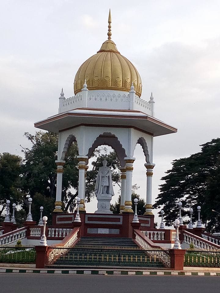 Maharaja Statue