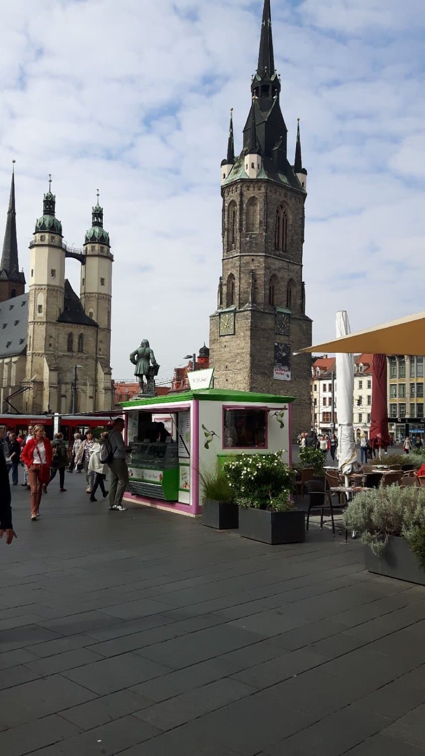 achterkant statue Händel aan de markt van Halle