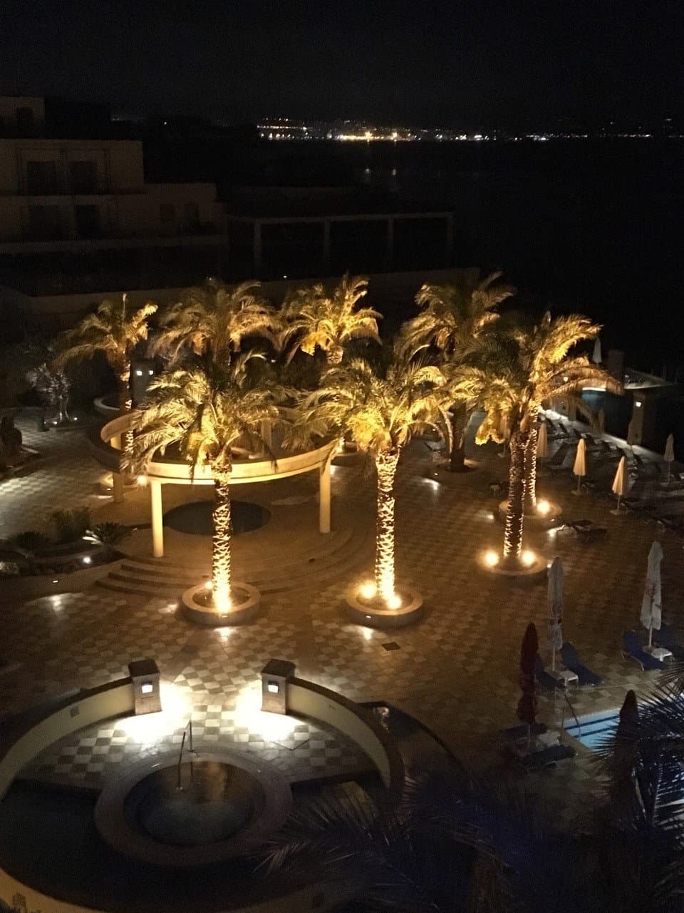 ο κηπος απο την μερια της θαλασσας βραδυ