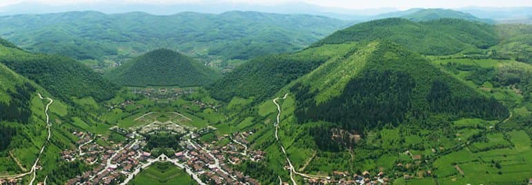 Vue panoramique de la vallée et des pyramides
