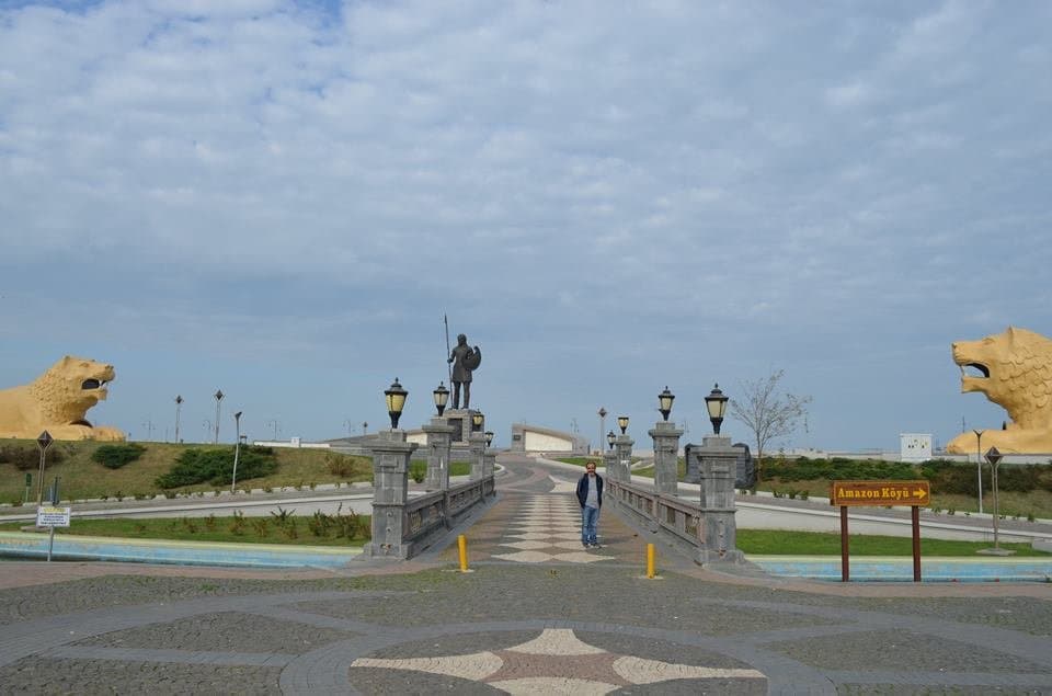 Amazon heykelinin köprüden görünümü