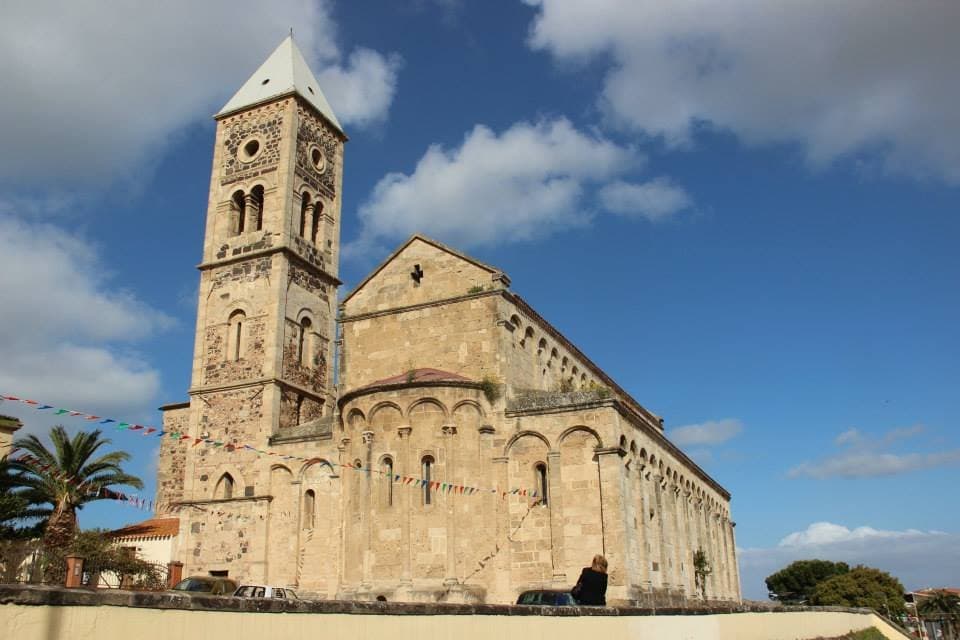 Basilica di Santa Giusta vista dalla parte retrostante il giorno della festa della santa (14 mag