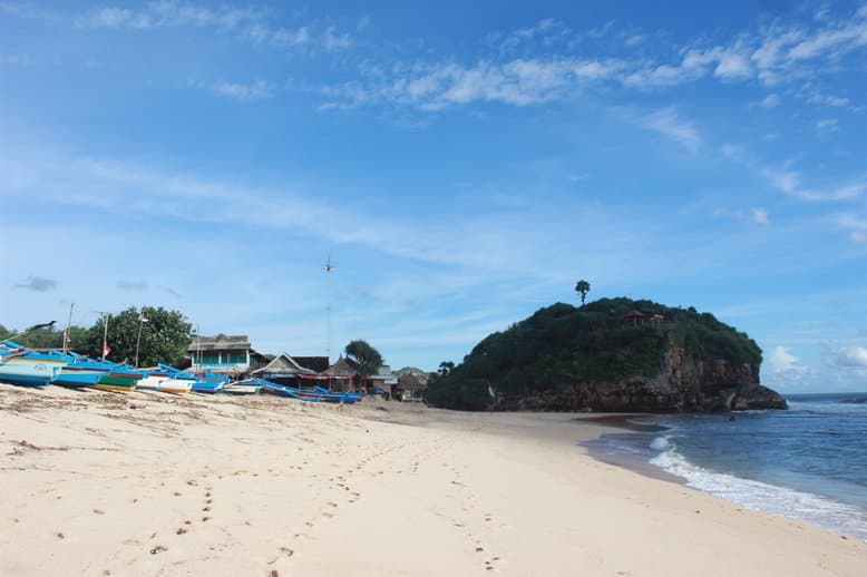 langit biru dan tebing merupakan pemandangan yang anda akan jumpai di pantai ini