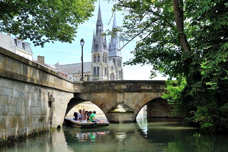 Pont des Viviers avec l'Eglise Notre-Dame-en-Vaux à l'arrière.