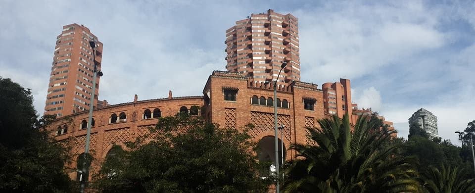 Llegada a Plaza Cultural SantaMaria, de fondo las torres asomandose