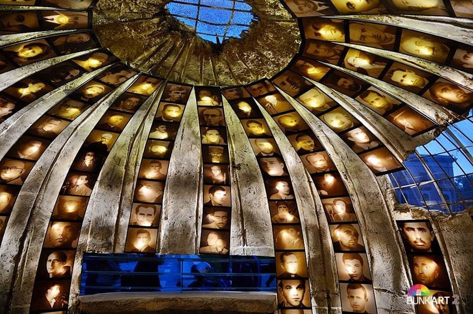 La splendida cupola-ingresso di Bunk'Art 2 con le foto dei martiri del comunismo 