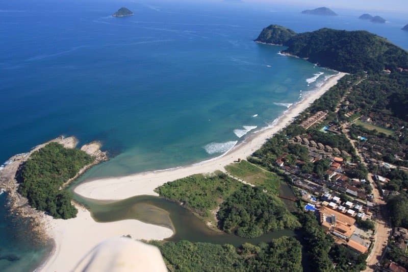pequena peninsula de camburi.