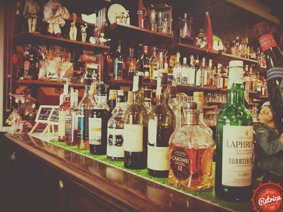 selezione di rum e whisky