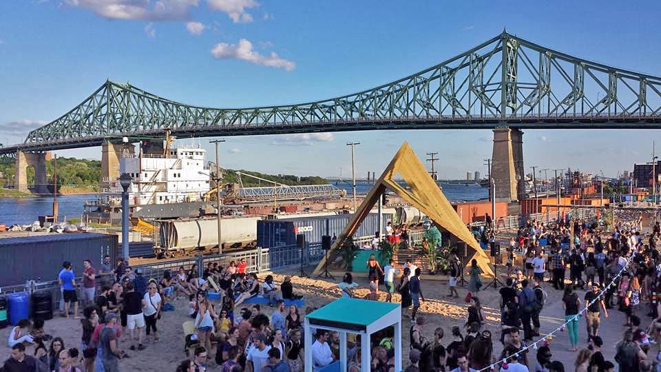 Great view of the bridge ! You can also see Buckminster BIosphere (Expo67), but it's behind the 
