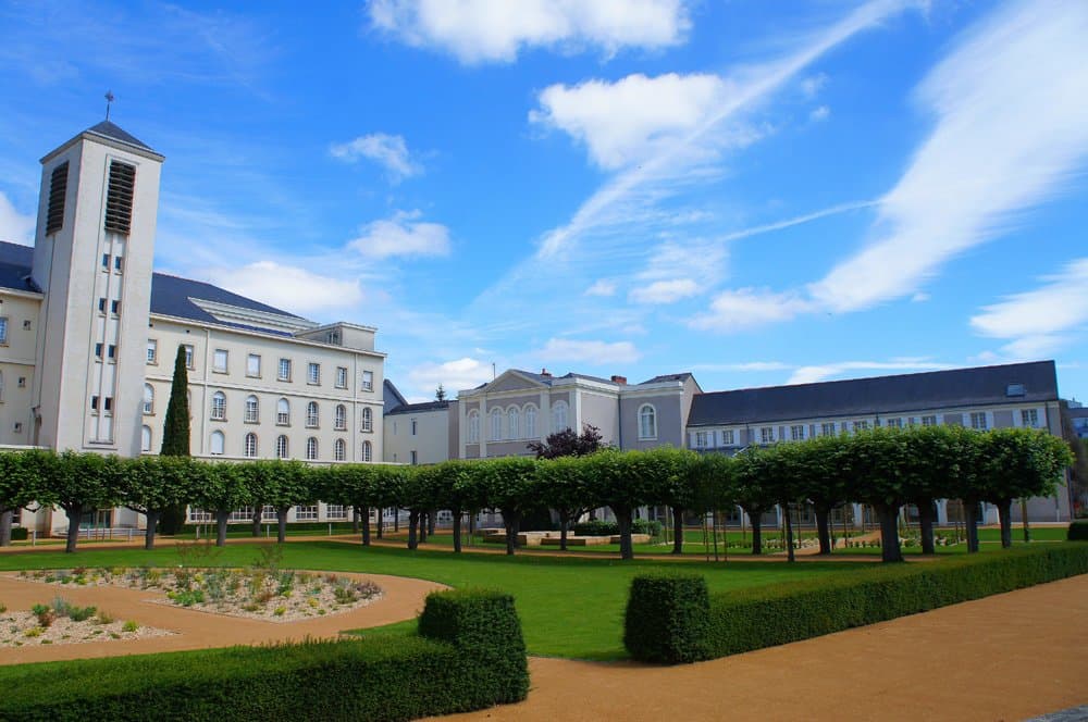 Vue extérieure du Musée du Bon Pasteur, côté cour d'honneur