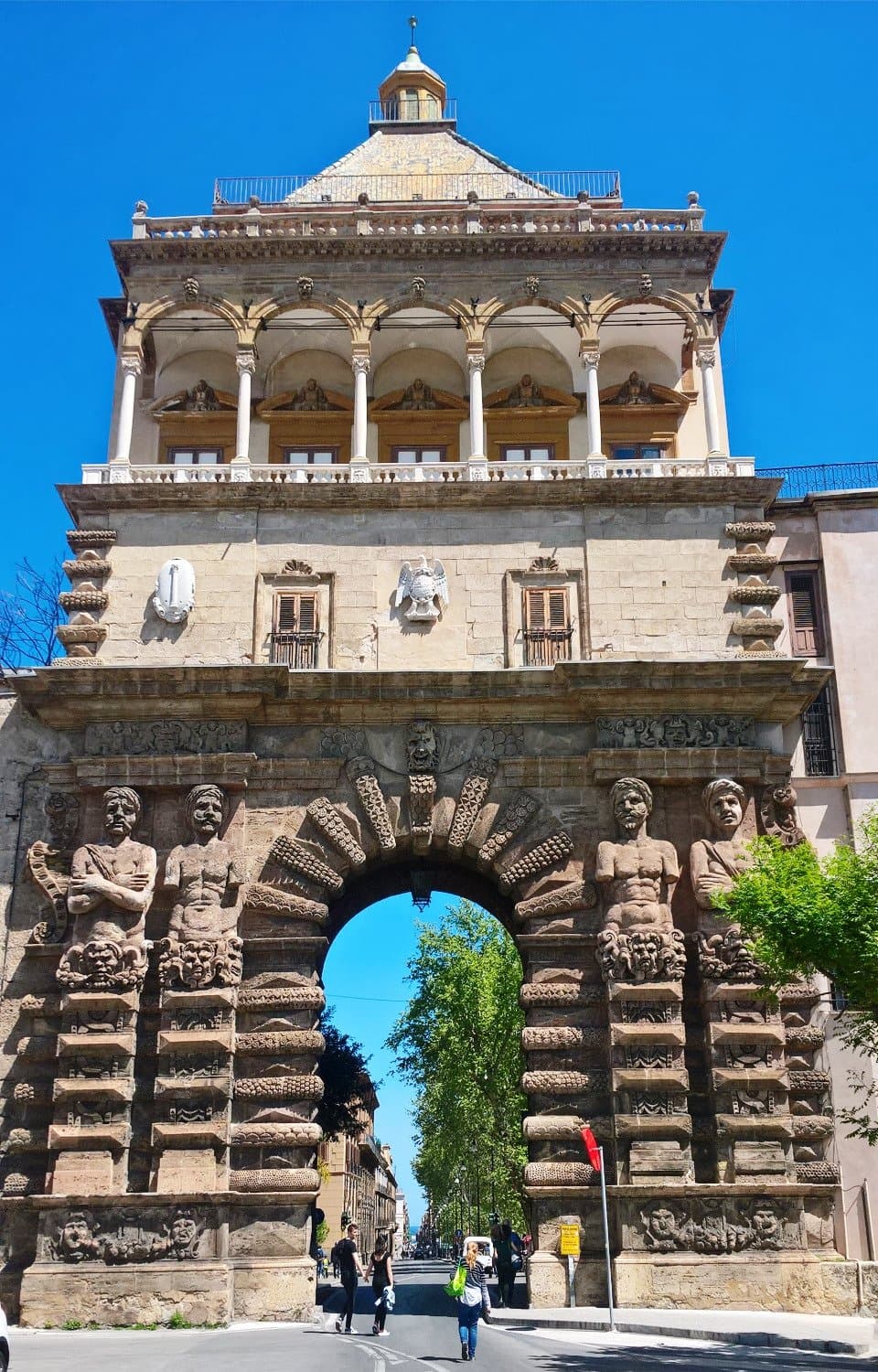 La facciata ovest della porta