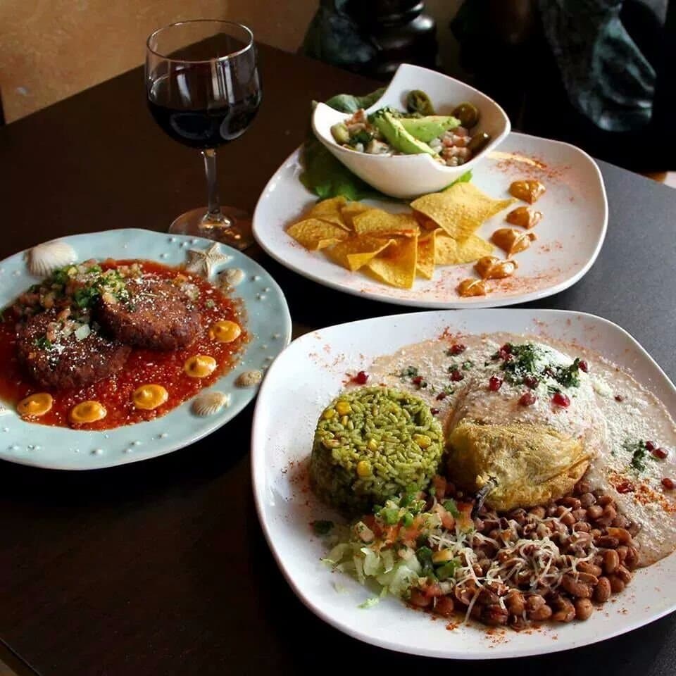 CHILE RELLENO EN NOGADA,HALIBUT CEVICHE AND SALMON CAKES. DELICIOUS!