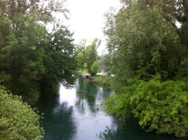 Suggestivo scorcio con attracco sullo sfondo .