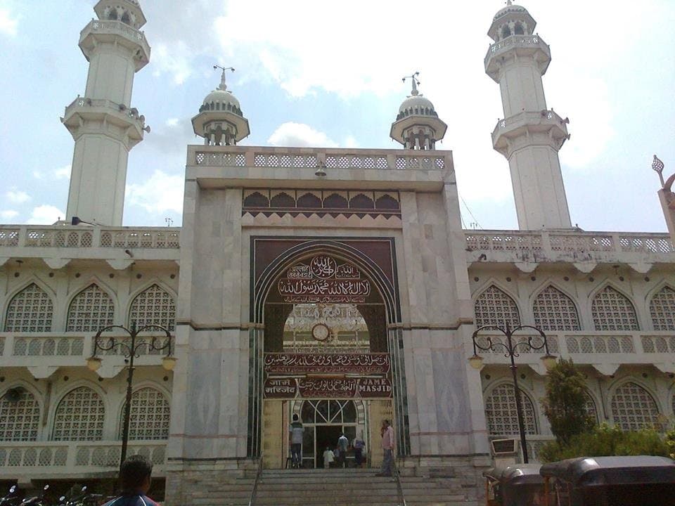 the building of whole masjid along with its tomb is satanding without any pillar