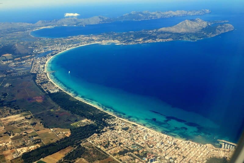Die Bucht von Alcudia: oben die Halbinsel  Formentor, davor die Halbinsel La Victoria, unten Can
