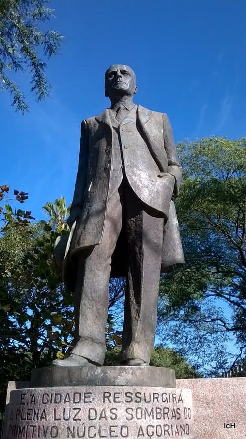 Monumento José Loureiro da Silva
