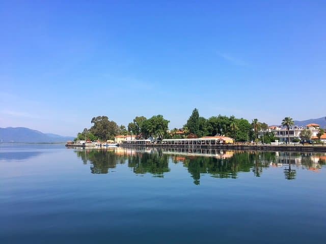 Отсюда происходит посадка на лодки