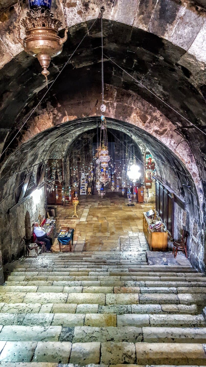 спуск в храм по лестнице