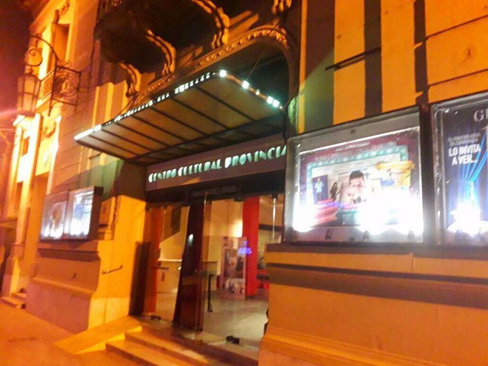 Esta es la entrada principal del Centro Cultural Provincial con sus marquesinas de Espectáculos