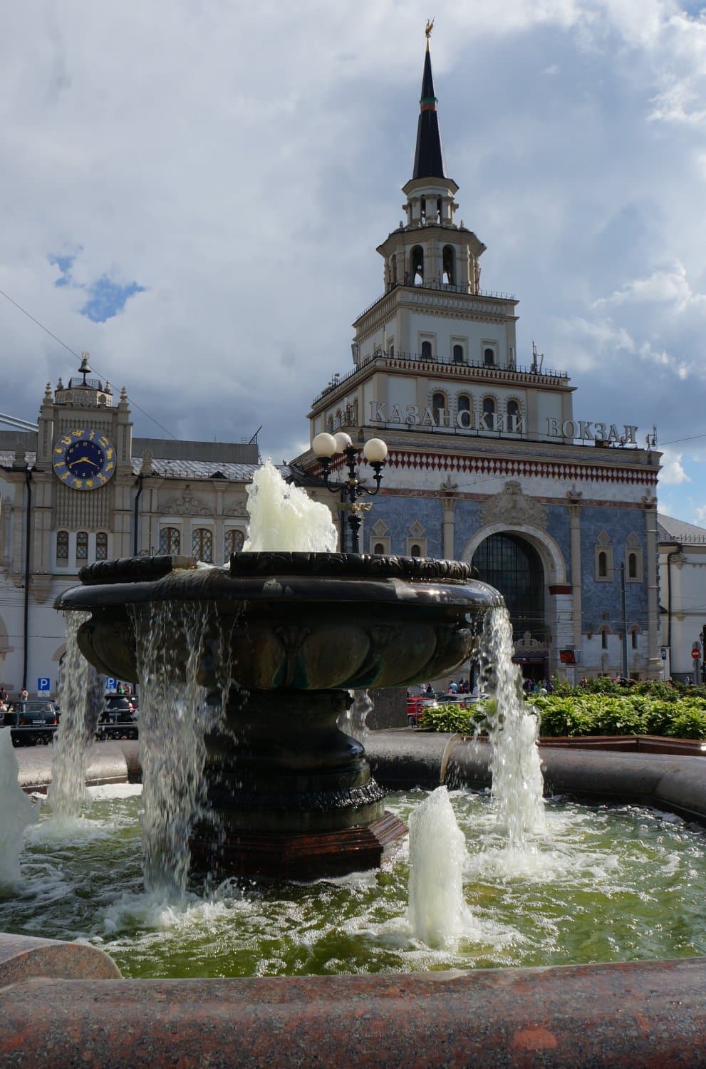 Комсомольская площадь: Казанский вокзал и фонтан