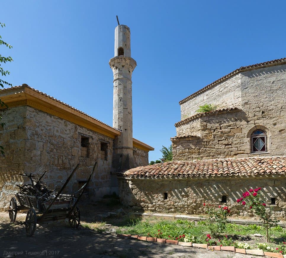 Евпатория. Текие дервишей (справа) и древняя мечеть (слева)