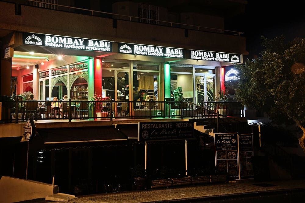 Exterior por la noche