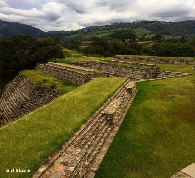Muro y campo de juego de pelota en Chuwa nim abaj, o Mixco viejo