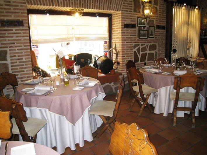 Una bonita decoración rústica entre maderas nobles y piedra.