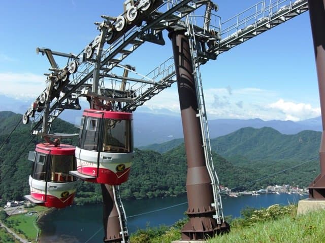 夏のロープウェイ。榛名湖を望む。