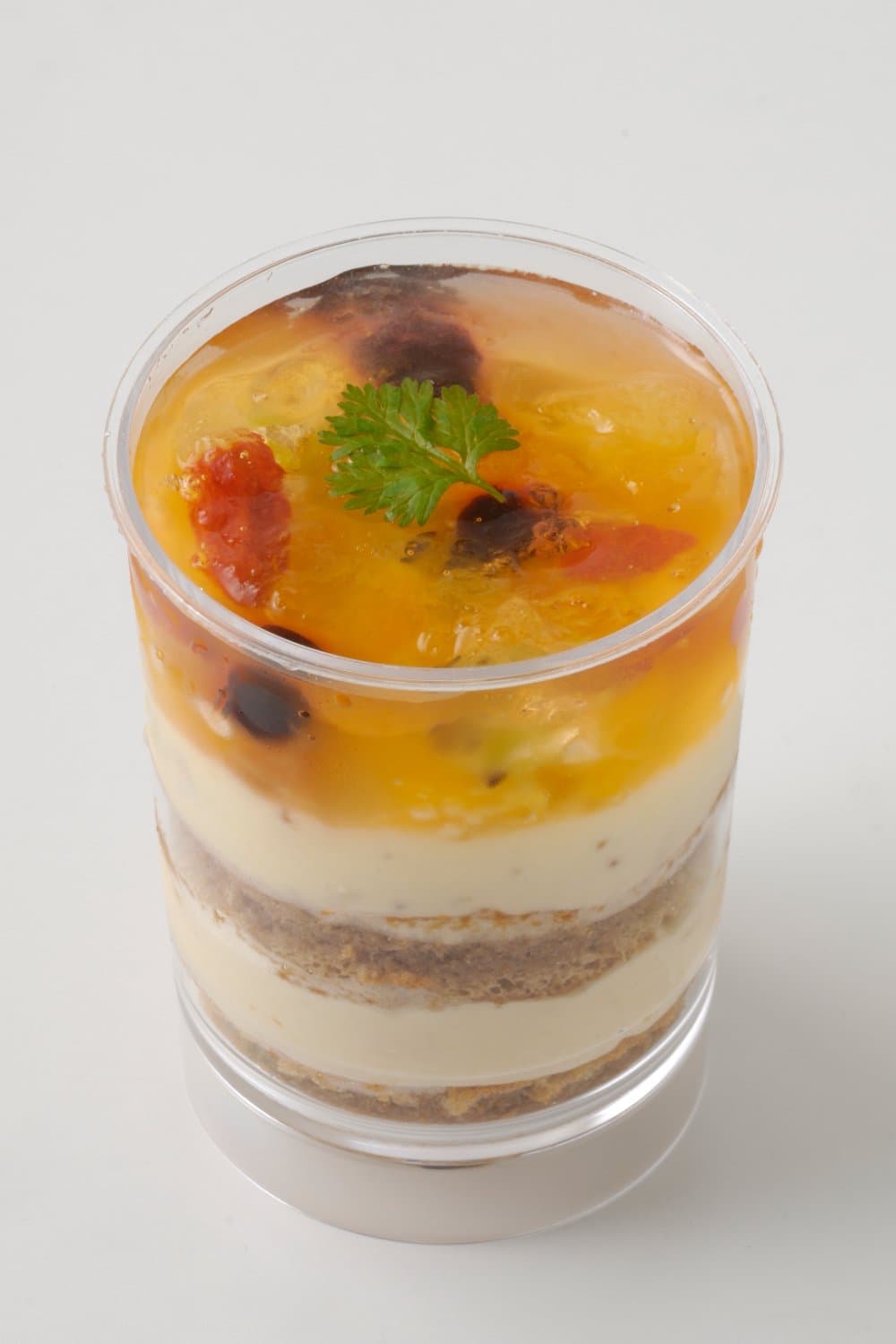 生姜とハーブがアクセントの甘酸っぱいケーキ。 トッピングにはフレッシュフルーツを。