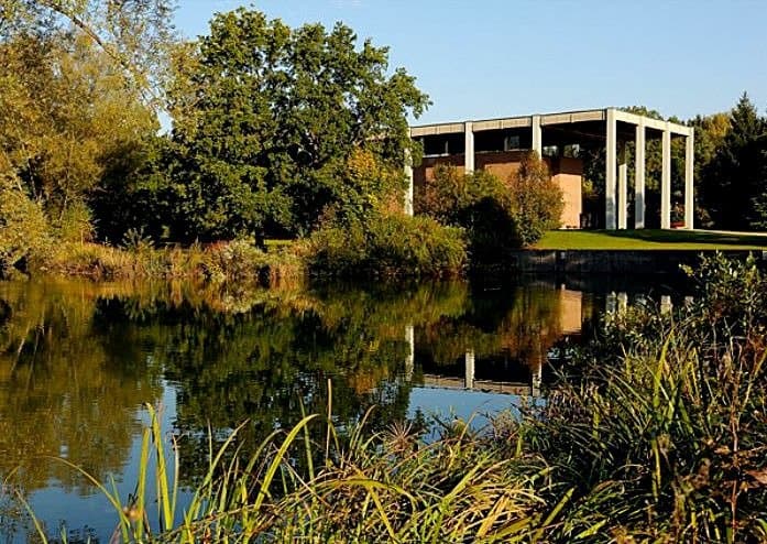 Trauerhalle im Waldfriedhof -Neuer Teil-