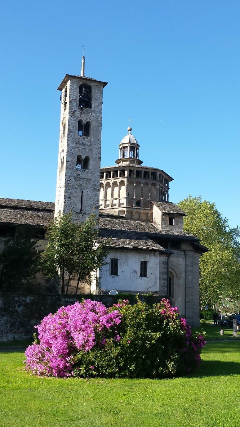 Esterno della parte absidale, con il tiburio e il campanile romanico.