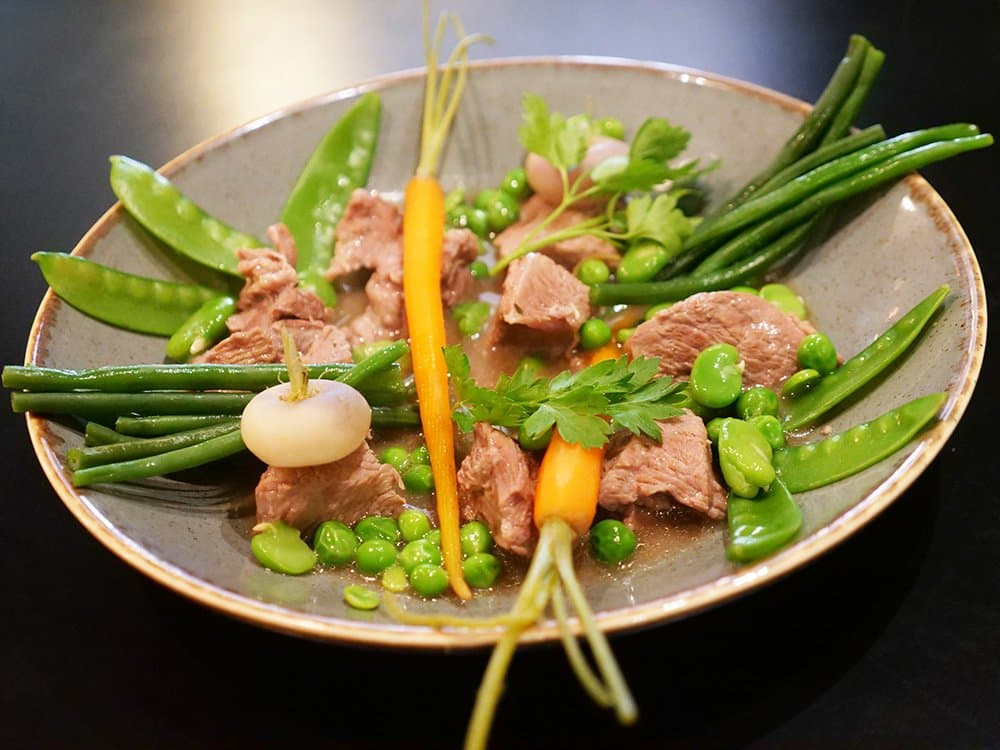 Les petits légumes de printemps accompagnent le Navarin de veau.