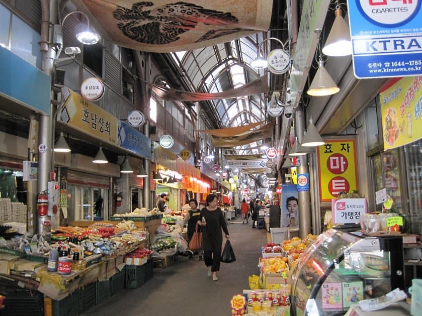 いろいろな店舗が並びます。