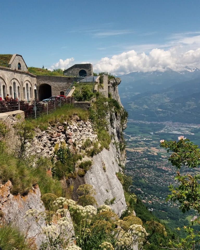 Superbe endroit ! Belle ballade à faire aux alentours et la vue sur Grenoble et sa région est ma