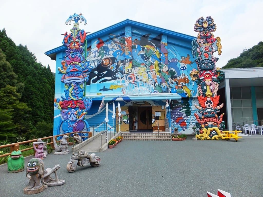 ホビー館の入り口は２体のトーテムポールの他、駐車場にはやなせたかし先生やちばてつや先生など７名の漫画家の方に描いてもらったかっぱ像がポールの上から皆さんをお待ちしています。
