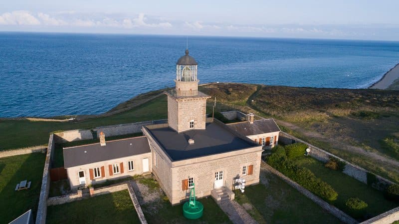 Le Phare de Carteret implanté sur le Cap vous offre une vue imprenable sur les îles anglo-norman