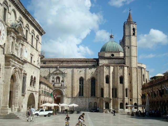 La chiesa da Piazza del Popolo