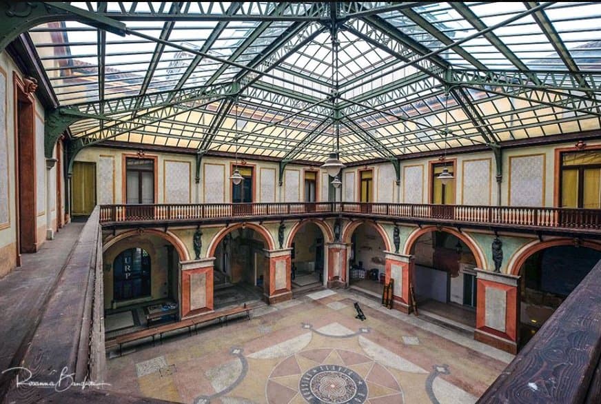 cortile centrale con balconata lignea e copertura liberty primi 900