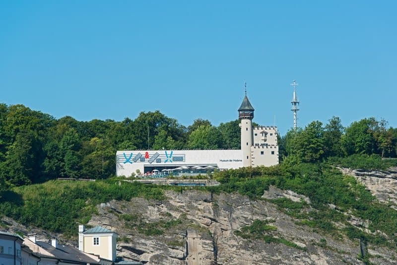Das Museum der Moderne Salzburg, Mönchsberg, liegt über den Dächern der Stadt Salzburg
