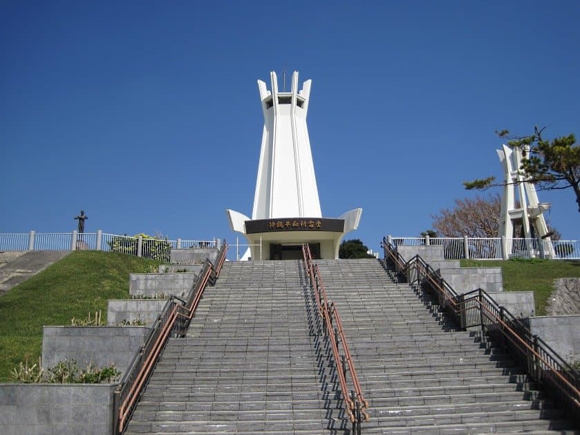 階段を登って行きます。