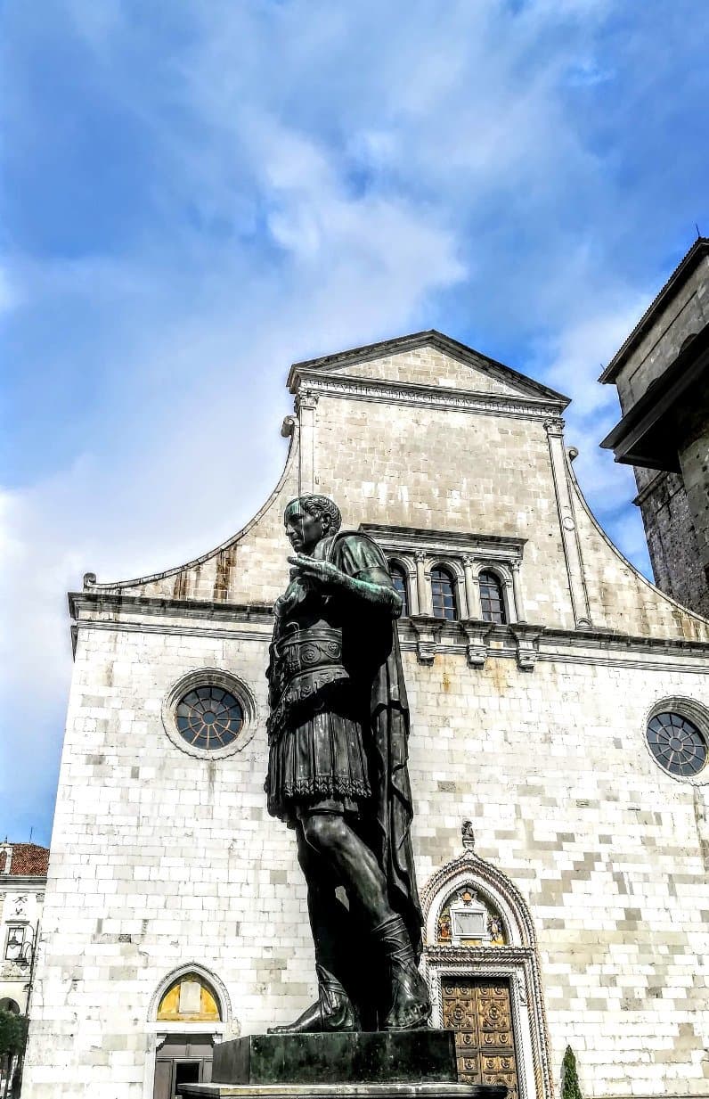 Piazza Foro Giulio Cesare Julius Caesar Statue