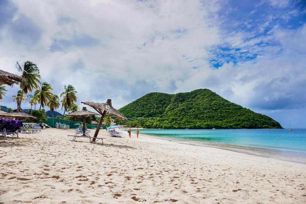 Der Reduit Beach auf Saint Lucia befindet sich ziemlich weit oben im Norden der Insel. Hier kann man entspannt im Meer schwimmen oder am Strand faulenzen. #saintlucia #reduitbeach #Karibik